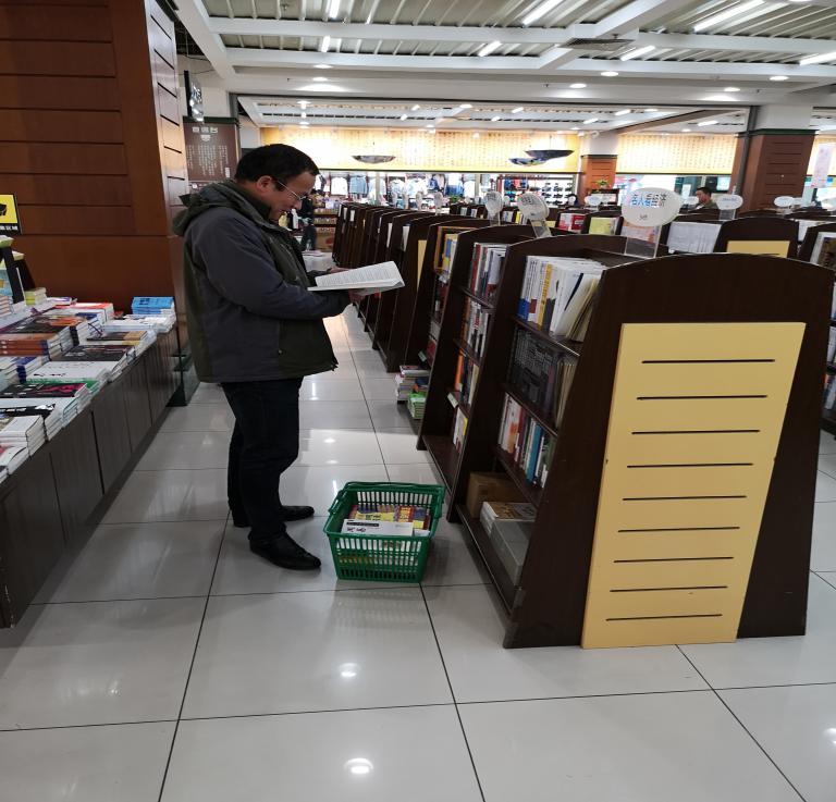 圖書館開(kāi)展“你選書，我買單”圖書現(xiàn)采活動(dòng)