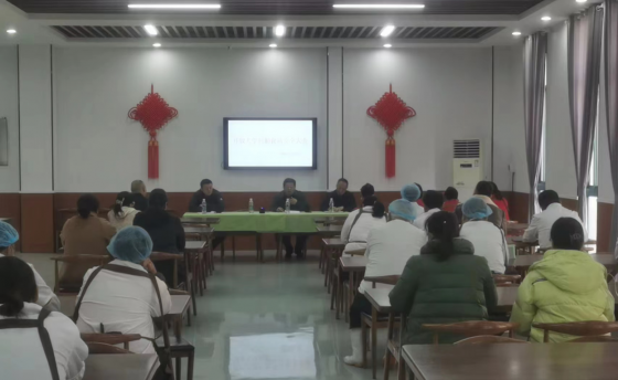 組織食堂、超市全體工作人員集中學(xué)習(xí)