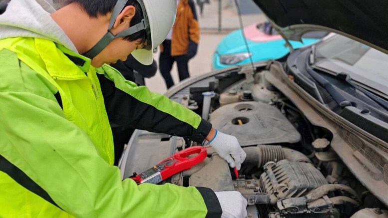 汽車工程學(xué)院團支部學(xué)生為教職工車輛做安全檢測