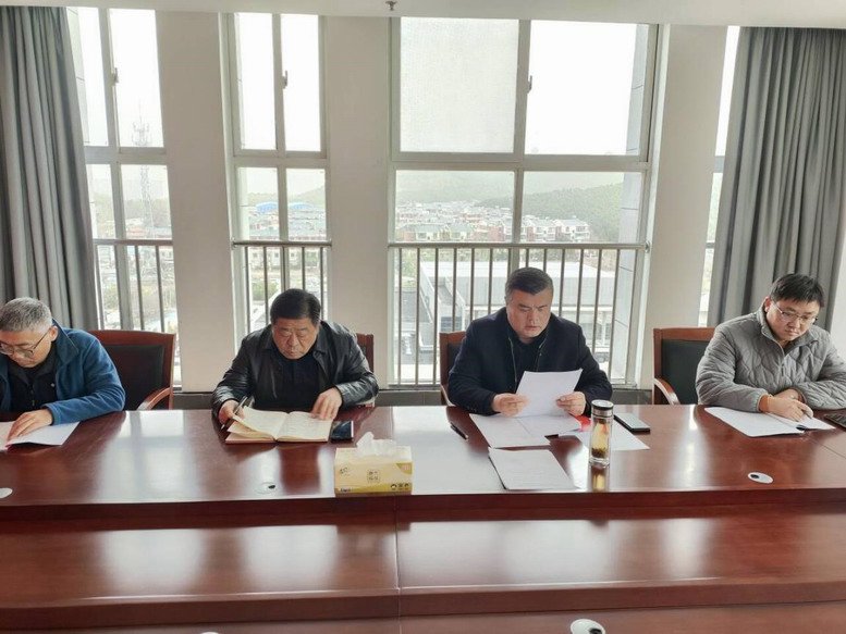 汽車工程學(xué)院黨支部書記閆軍同志主持會議