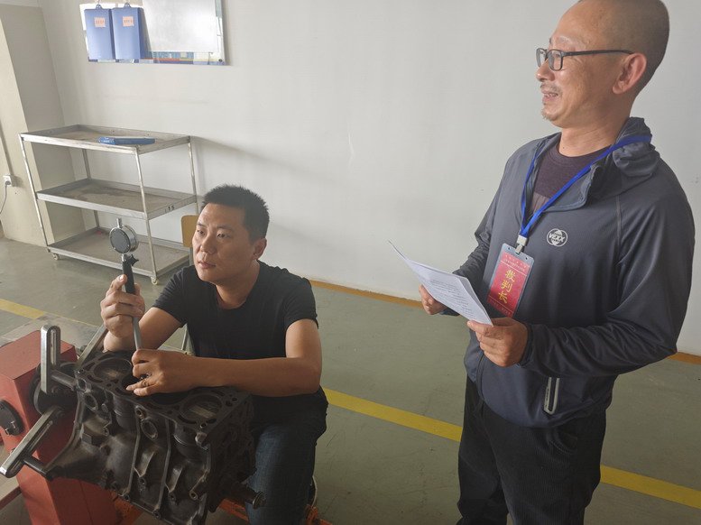 汽車工程學(xué)院技能大賽教師組裁判現(xiàn)場(chǎng)評(píng)分