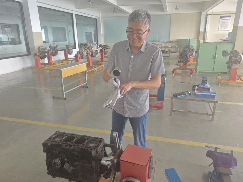 汽車工程學(xué)院開展“勞動育人，黨員示范”活動