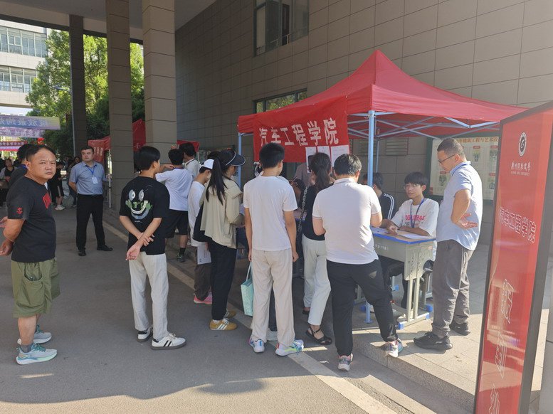 汽車工程學(xué)院工作人員為學(xué)生辦理報(bào)到手續(xù)